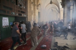 Warga Palestina bentrok dengan pasukan keamanan Israel di kompleks Masjid Al Aqsa di Kota Tua Yerusalem, Senin, 10 Mei 2021.