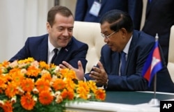 លោក Dmitry Medvedev នាយក​រដ្ឋ​មន្ត្រី​រុស្ស៊ី​ស្តាប់លោក​នាយក​រដ្ឋ​មន្ត្រី ហ៊ុន សែន ក្នុង​អំឡុង​ពិធី​ចុះ​ហត្ថលេខា​លើ​ឯកសារ​មួយ​ចំនួន​នៅ​រាជធានី​ភ្នំពេញកាល​ពី​ថ្ងៃទី២៤ ខែ​វិច្ឆិកា ឆ្នាំ​២០១៥។ (Dmitry Astakhov/Sputnik, Government Pool Photo via AP)