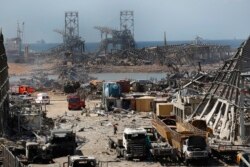 Tim SAR dan petugas keamanan melakukan pencarian korban di lokasi pelabuhan Beirut, Lebanon, Rabu, 5 Agustus 2020.
