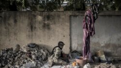Une femme concassent des pierres à N'Djamena, le 12 avril 2021.