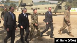 Menhan AS Jim Mattis (dua dari kiri) tiba di Markas Besar Dukungan Resolusi di Kabul, Afghanistan, 7 September 2018.