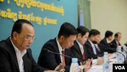 សមាជិក​របស់​គណកម្មាធិការ​រៀបចំ​ការ​បោះ​ឆ្នោត(គ.ជ.ប.)​ចូល​រួម​ក្នុង​កិច្ច​ប្រជុំ​ភាគី​ពាក់ព័ន្ធអំពី​ការ​បោះឆ្នោត​ព្រឹទ្ធសភានីតិកាលទី​៤​កាលពី​ថ្ងៃទី​២៥ កុម្ភៈ ២០១៨​ នៅ​ទីស្នាក់ការកណ្តាល​របស់​គ.ជ.ប. រាជធានី​ភ្នំពេញ​ ប្រទេស​កម្ពុជា។(ទុំ ម្លិះ/VOA​ Khmer)