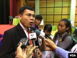 លោក ណែប ស៊ីនថៃ នាយក​វិទ្យាស្ថាន​តស៊ូ​មតិ និង​គោល​នយោបាយ​បាន​ផ្តល់​បទសម្ភាសន៍​ដល់​អ្នក​សារព័ត៌មាន នៅ​ក្នុង​កិច្ច​សន្ទ​នា​ជាន់​ខ្ពស់​ស្តី​ពី​សិទ្ធិ​ទទួល​បាន​ព័ត៌មាន ទាក់ទង​នឹង​ការចូលរួម​របស់​ក្រុម​សង្គម​ស៊ីវិល​នៅ​ក្នុង​ការ​ធ្វើ​សេចក្តី​ព្រាង​ច្បាប់ ស្តីពី​សិទ្ធិ​ទទួល​បាន​ព័ត៌មាន ដែល​បាន​ធ្វើ​ឡើង​នៅ​ក្នុង​មជ្ឈមណ្ឌល​សហប្រតិបត្តិ​ការ​កម្ពុជា​ជប៉ុន​ ថ្ងៃទី​០៨​ ខែ​ធ្នូ​ ឆ្នាំ​២០១៥។ (ហ៊ុល រស្មី​/VOA)