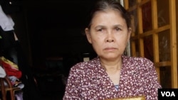 Kim Sok’s mother, Chou Sami, 55, told VOA Khmer that she did not know that Kim Sok was a political commentator until he was arrested and charged in Prime Minister Hun Sen’s lawsuit, Phnom Penh, Cambodia, March 22, 2017. (Sun Narin/VOA Khmer)