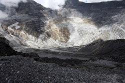 Truk beroperasi di tambang terbuka kompleks tambang tembaga dan emas Grasberg PT Freeport dekat Timika, di wilayah timur Papua, pada 19 September 2015. (Foto: Muhammad Adimaja/Antara via Reuters)