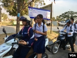 និស្សិត​ជិះ​មូតូតាម​ផ្លូវ​លេខ​១​ជាប់​ស្ទឹង​សង្កែ​ក្នុងក្រុង​បាត់ដំបង​កាល​ពី​ថ្ងៃ​ទី​១៤ ខែ​កុម្ភៈ​ឆ្នាំ​២០១៧។ (សឹង សុផាត/VOA)