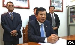 លោក អ៊ុត ឈន ​អ្នកនាំពាក្យ​ក្រុម​ប្រឹក្សា​ធម្មនុញ្ញ ថ្លែង​ប្រាប់អ្នកសារព័ត៌មាន​ក្រោយ​បញ្ចប់​សន្និសីទ​ស្តីពី «​សមិទ្ធផល​២៤​ឆ្នាំ​នៃ​ការ​អនុវត្ត​រដ្ឋធម្មនុញ្ញ​នៃ​ព្រះ​រា​ជាណាចក្រ​កម្ពុជា» នៅ​ថ្ងៃទី​២៧ ខែ​កញ្ញា ឆ្នាំ​២០១៧។ (កាន់ ​វិច្ឆិកា/VOA)