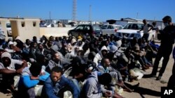 Des migrants reçoivent de l'assistance médicale après avoir été secourus en mer près de Tripoli en avril 2016