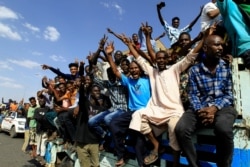 Para pengunjuk rasa memberi isyarat dan meneriakkan slogan-slogan saat mereka berdemonstrasi menentang perebutan kekuasaan oleh militer Sudan baru-baru ini dan penggulingan pemerintah sipil, di Khartoum, Sudan, 30 Oktober 2021. (Foto: Reuters)