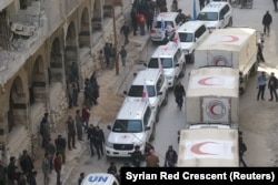 Antrian truk bantuan dari Bulan Sabit Merah Suriah dan organisasi kemanusiaan lainnya terlihat berada di Ghouta, Suriah, 5 Maret 2018. (Foto: dok).
