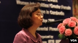 Women's Affairs Minister Ing Kanthaphavy delivers a speech to the launch ceremony of a project aimed to increase women engagement in politics at Phnom Penh’s Intercontinental Hotel, on Wednesday, May 11, 2016. (Aun Chhengpor/VOA Khmer)
