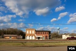 Residents of Eastover, South Carolina, a majority African-American town, say they have more pressing needs that go beyond political campaigns. (B.Allen/VOA)