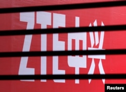 Logo perusahaan ZTE di sebuah bangunan di Beijing, April 2013.