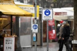 Suasana pasar Viktualienmarkt di tengah pandemi COVID-19 di Munich, Jerman, 9 Desember 2020.