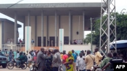 Des Togolais devant la cour de Justice à Lomé, le 1er septembre 2011.