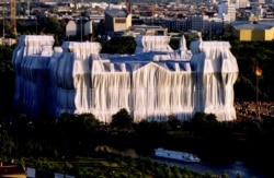 FILE - "Wrapped Reichstag" project by artists Christo and Jeanne Claude, Berlin, Germany, June 25, 1995. (REUTERS/Reinhard Krause)