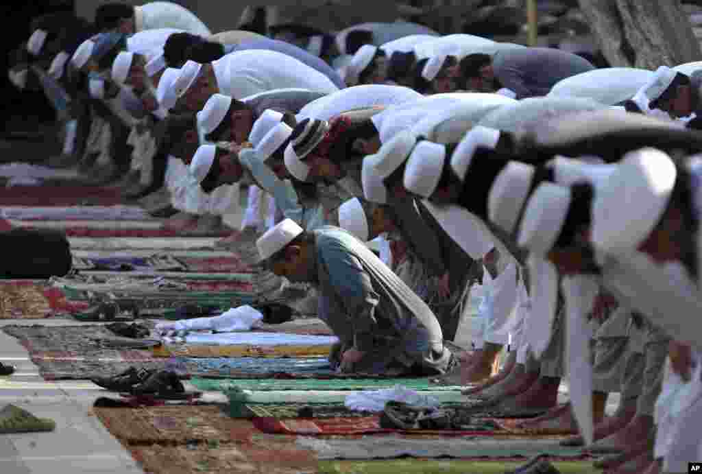 په پیښور کې د اختر لمونځ