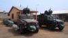 Des véhicules blindés sont positionnés à un point de contrôle militaire au palais de Zug-raan à Bawku, dans le nord du Ghana, le 7 décembre 2022.