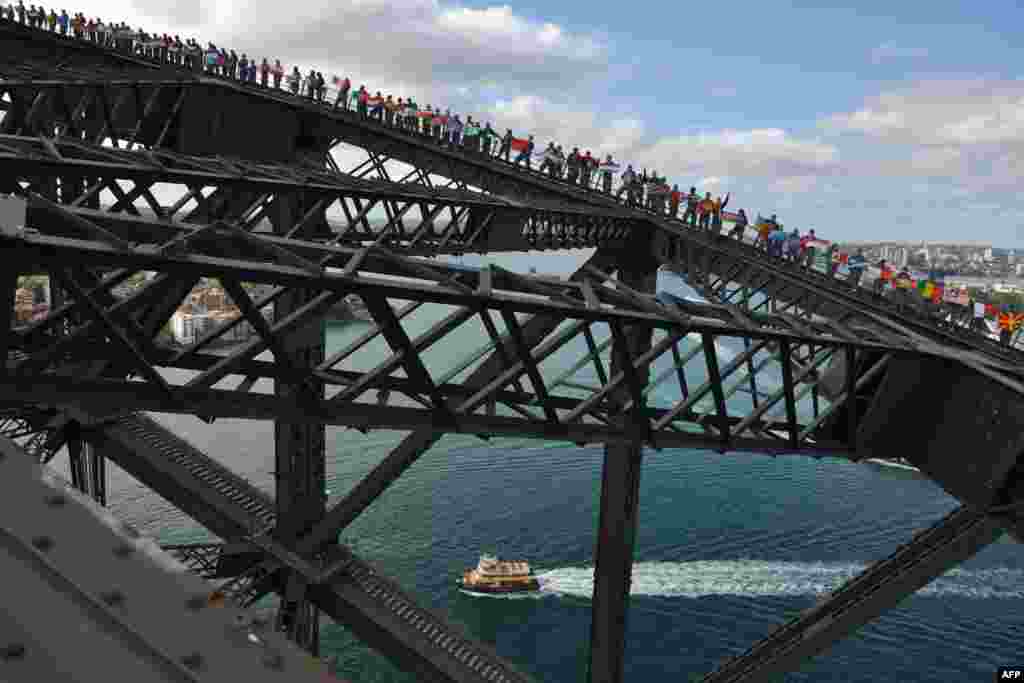 Para anggota Rotary dan teman-teman mereka berada di atas jembatan Pelabuhan Sydney dalam upaya memecahkan rekor dunia Guinness untuk orang dengan jumlah terbanyak berada di jembatan pada satu waktu dan bendera terbanyak di jembatan pada saat yang sama di Sydney, Australia. Jumlah orang di jembatan itu 340 orang, mengalahkan rekor sebelumnya yaitu 316. Jumlah bendera internasional adalah 219, mengalahkan rekor sebelumnya, 143 bendera. 