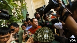 រូបឯកសារ៖ លោក​ អ៊ុំ សំអាន​ តំណាងរាស្រ្ត​គណបក្ស​ប្រឆាំង ដែល​ត្រូវ​ចោទ​ប្រកាន់​ពី​បទ​ញុះ​ញង់​កាលពី​ខែ​មេសា អំពី​យោបល់​ដែល​លោក​និយាយ​អំពី​បញ្ហា​ព្រំដែន​ជាមួយ​ប្រទេស​វៀតណាម។
