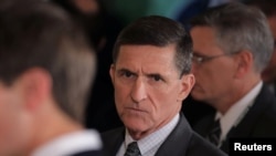 Mantan penasehat keamanan pemerintah Trump, Michael Flynn, tengah, tiba di Gedung Putih di Washington, 13 Februari 2017.