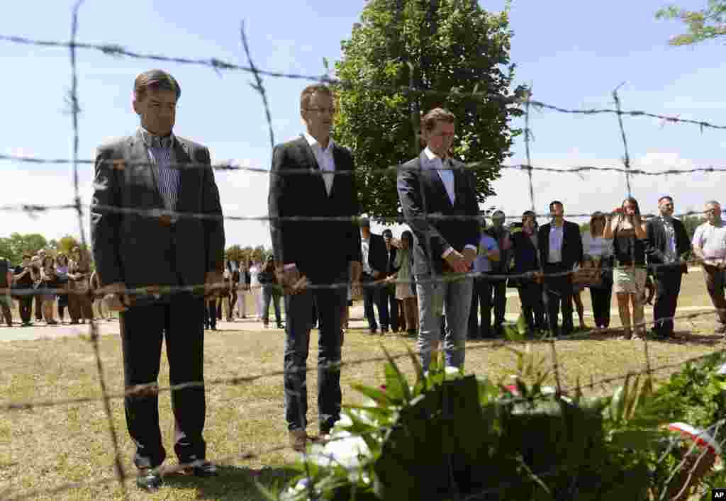 Dari kiri, Menteri Luar Negeri Slovakia Miroslav Lajcak, Sekretaris Negara Departemen Luar Negeri dan Perdagangan Hungaria Peter Szijjarto dan Menteri Luar Negeri Austria Sebatian Kurz menundukkan kepala mereka di depan bagian yang tersisa dari bekas pagar kawat berduri dalam memperingati 25 tahun dimulainya pembongkaran pembatas besi antara Hungaria dan Austria di Sopronkohida, 208 km sebelah barat Budapest, Hungaria. 