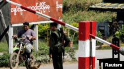 စစ်တပ် စစ်ဆေးရေး ဂိတ်တခု ( နိုဝင်ဘာ ၂၀၁၀) 