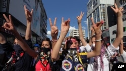 Anak-anak muda Turki meneriakkan slogan-slogan anti-pemerintah saat berdemonstrasi di Ankara (4/6).