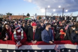 ក្រុមអ្នកគាំទ្រលោក Donald Trump ឈរជូនដំណើរលោក Trump នៅមូលដ្ឋានទ័ព Joint Base Andrews នៅរដ្ឋ Maryland ថ្ងៃពុធ ទី២០ ខែមករា ឆ្នាំ២០២១។