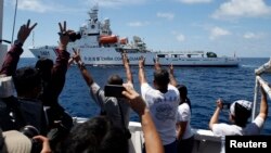 Sebuah kapal penjaga pantai China mencoba untuk memblokir kapal pemerintah Filipina di Dangkalan Thomas II, yang merupakan bagian dari kepulauan Spratly di Laut China Selatan yang menjadi sengketa (29/3).