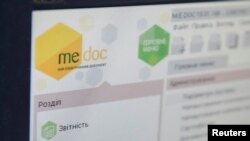 Layar komputer menunjukkan menu perangkat lunak akuntansi M.E.Doc di sebuah kantor di Kyiv, Ukraina, 5 Juli 2017.