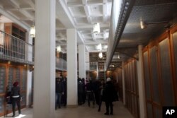 Para pejabat berjalan di aula utama perpustakaan Biara Santa Katarina yang baru dibuka di Sinai Selatan, Mesir, 16 Desember 2017.