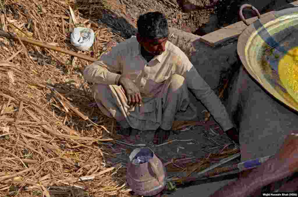 آگ پر پکائی کے عمل کے دوران گنے کے رس کو چھانا جاتا ہے اور غیر ضروری مواد کو نکالا جاتا ہے۔