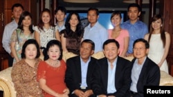 ក្រុម​គ្រួសារ​លោក​ ហ៊ុន សែន ថត​ជាមួយ​អតីត​នាយករដ្ឋមន្ត្រី​ថៃ ថាក់ស៊ីន ស៊ីណាវ៉ាត្រា