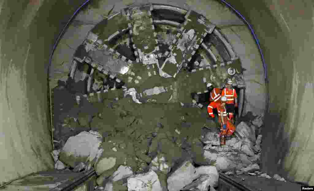 Pekerja Crossrail mendaki keluar dari &quot;Victoria&quot;, mesin pengebor terowongan setelah berhasil membuka&nbsp; stasiun Whitechapel di London. Crossrail adalah proyek infrastruktur terbesar di Eropa dan akan memberikan jaringan rute kereta api baru di London yang dijadwalkan rampung pada tahun 2017. &nbsp;