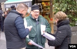 National Front campaigners are seen in Suresnes. (L. Bryant/VOA)