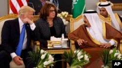 Le président américain Donald Trump s’entretient avec le roi Salmane d'Arabie Saoudite après une cérémonie de bienvenue à l'aéroport international King Khalid, Riyad, 20 mai 2017. 