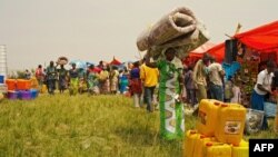 Des vendeurs lors d'une foire commerciale organisée par des ONG pour tenter de relancer l'activité économique à Komanda, dans la province d'Ituri, le 27 janvier 2016.