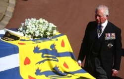 Pangeran Charles berjalan di belakang mobil jenazah, Land Rover yang dimodifikasi khusus, selama pemakaman Pangeran Philip. (Foto: Leon Neal via REUTERS)