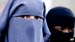 Perempuan-perempuan yang memakai niqab daam demonstrasi di luar parlemen Belanda, melawan usulan rancangan undang-undang mengenai burqa di Den Haag, Belanda. (Foto: Dok)