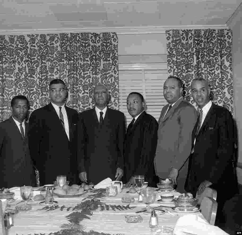 លោក John Lewis (ទីមួយ​រាប់​ពី​ឆ្វេង) ជួប​ប្រជុំ​ជាមួយ​នឹង​មេដឹកនាំ​ទាមទារ​សិទ្ធិ​ពលរដ្ឋ​​ដទៃទៀត​ដែល​រួម​មាន​ទាំង​លោក Martin Luther King ដើម្បី​រៀបចំ​ការ​តវ៉ា​ទាមទារ​សិទ្ធិ​ឲ្យ​ពលរដ្ឋ​ស្បែក​ខ្មៅ ហៅ​ថា &quot;March on Washington&quot; ទីក្រុង​ញូវយ៉ក ​សហរដ្ឋអាមេរិក ថ្ងៃ​ទី ៧ ខែមីនា ឆ្នាំ​២០១៥។&nbsp;