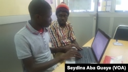 Ibrahima Kane et Serigne Saliou Ndiaye (à gauche) en plein " codage" dans leurs bureaux de l'Ecole supérieure polytechnique de Dakar, le 29 avril 2017. (VOA/Seydina Aba Gueye)