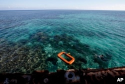 ARSIP - Marinir Filipina, kanan, berenang di perairan Second Thomas Shoal di Laut China Selatan