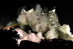 Sisa-sisa bangunan kondominium "Champlain Towers South" di Surfside, Florida saat diledakkan Minggu (4/7).