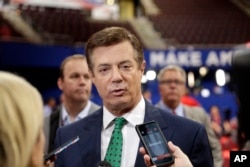 Pol Manafort, tada predsednik Trampovog izbornog štaba, razgovara sa novinarima razgovara sa novinarima na republikanskog nacionalnoj konvenciji u Klivlendu u julu 2017.