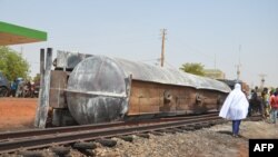 Camion citerne calciné après une explosion qui a tué plus de 55 personnes près de l'aéroport de Niamey le 6 mai 2019.