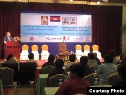 លោក ខៀវ កាញារិទ្ធ រដ្ឋមន្ត្រី​សារព័ត៌មាន​កម្ពុជា ចូលរួម​ជា​ភ្ញៀវ​កិត្តិយស​នៅ​ក្នុង​កិច្ច​ពិភាក្សា​ថ្នាក់​ជាតិ​ស្តីពី​អ្នក​ស្រឡាញ់​ភេទ​ដូច​គ្នា​ ដែល​បាន​ប្រារព្ធ​ធ្វើ​ឡើង​នៅ​រាជធានី​ភ្នំពេញ កាលពី​ថ្ងៃអង្គារ ទី១៦ ខែ​កុម្ភៈ ឆ្នាំ​២០១៦។ (រូបថត​ផ្តល់​ឲ្យ​ដោយ​អង្គការ​អនាគត​យុវជន​កម្ពុជា​អាស៊ាន)