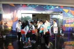 Polda Papua amankan kedatangan atlet catur, gulat dan anggar di bandara Jayapura, Sabtu (25/9). (Courtesy: Polda Papua)