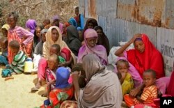 Familia zilizokimbia ukame upande wa kusini mwa Somalia wakiwa katika kambi ya hifadhi mjini Mogadishu, Somalia, Feb. 18, 2017.