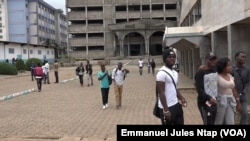 Des jeunes étudiants dans la cour d’une université privée à Yaoundé, le 29 octobre 2020. VOA / Emmanuel Jules Ntap